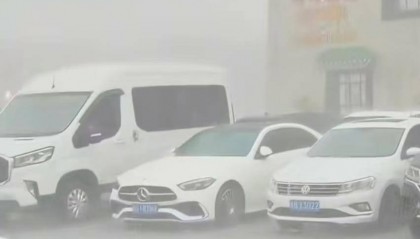 甘肃夏河县遭遇冰雹袭击:有游客称持续大半个小时,当地人称“十年不遇”