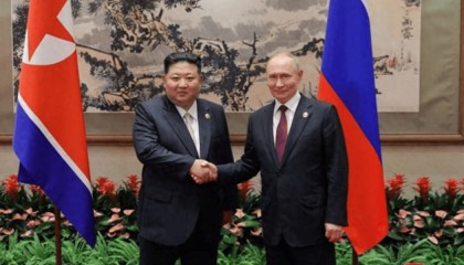 金正恩在中国正式开启多边外交,和普京同车,与韩国人罕见握手