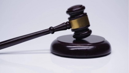 男子上班期间请假离开,8小时后被发现在路口酒精中毒失温身亡,家属索赔50万被驳回