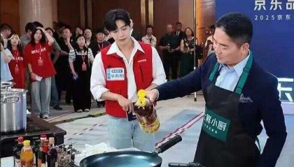 刘强东直播炒菜,称“像贾国龙第一次炒菜一样紧张,像罗永浩第一次说脱口秀一样紧张”