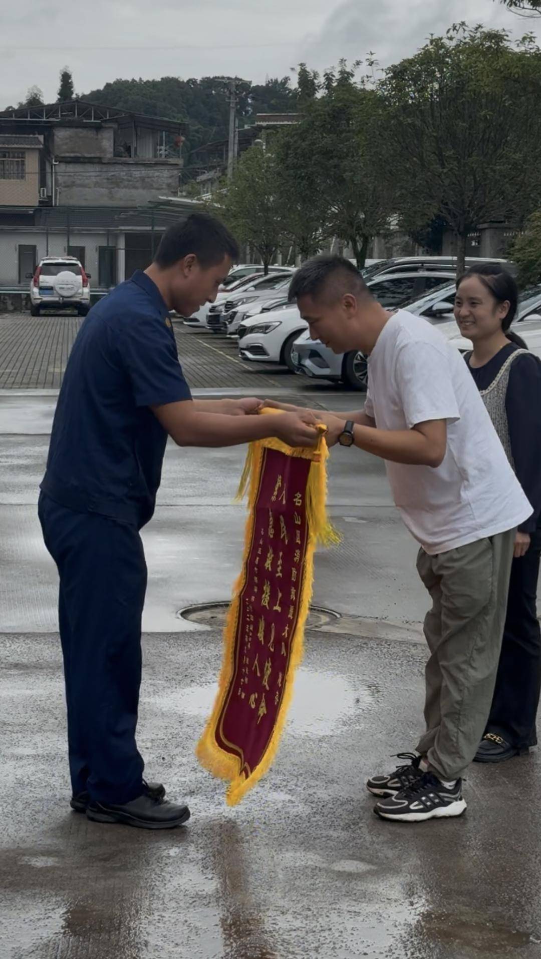 31吨罐车侧翻压顶只受皮外伤 这位“命硬司机”今日获赠新车