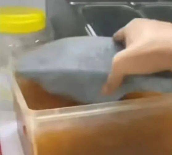 深圳一奶茶店员工将拖鞋放入配料盆,当地市监局:涉事员工已被公安部门行拘