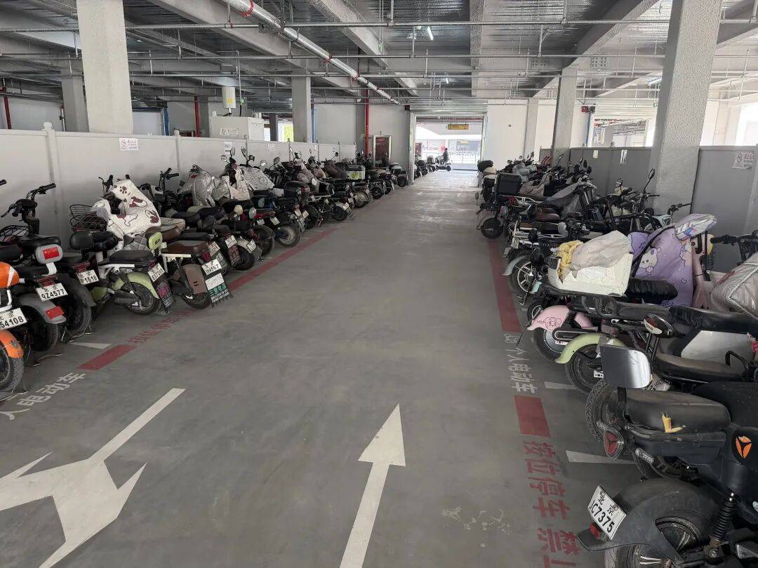 “早晨9点基本就停满了”!北京的全国首座非机动车立体停车楼,什么样?收费贵吗?