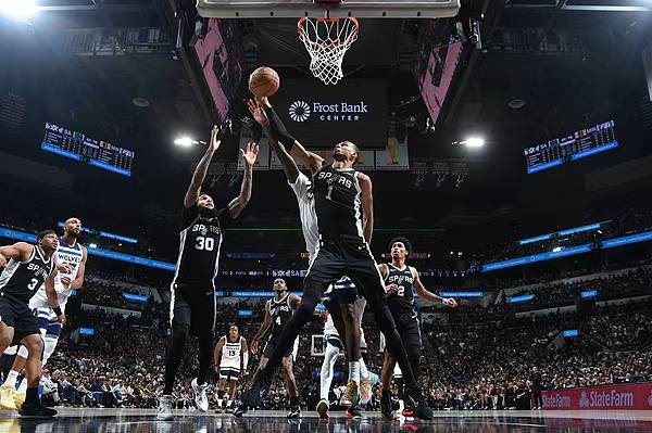 NBA季后赛|马刺赢下天王山,文班亚马尽显篮球天赋