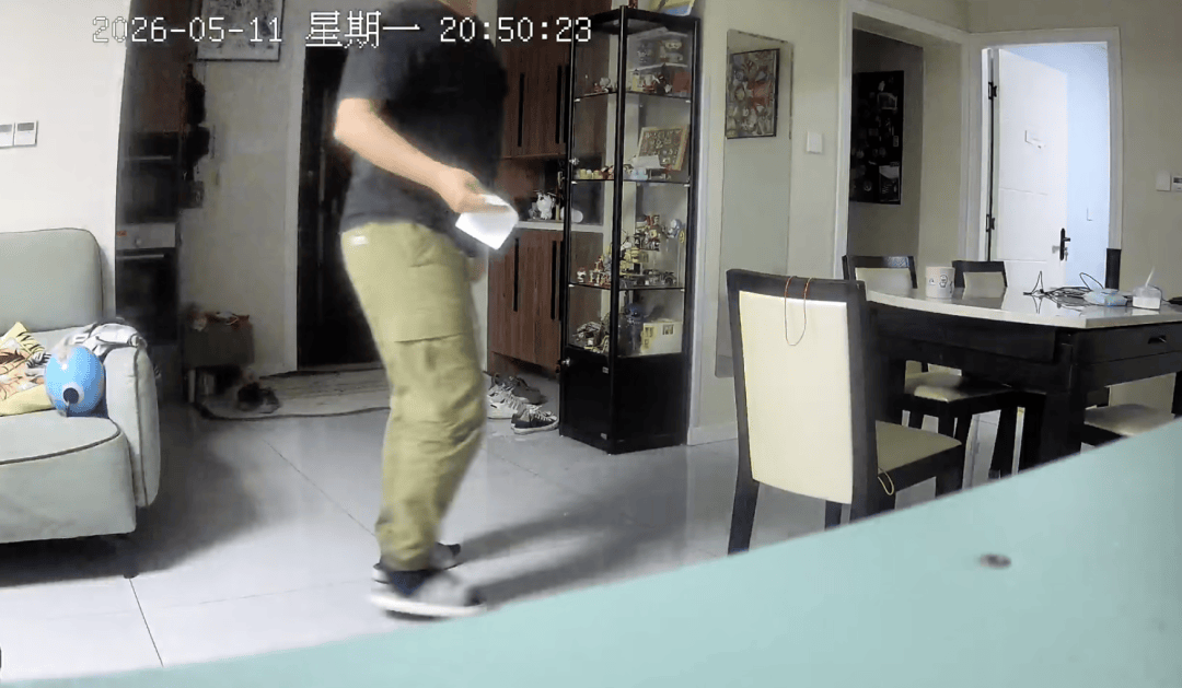 家中进蛇，上海女子吓到“跳舞”，丈夫拿纸巾就冲了过去！还有人在办公室发现1米长蛇蜕