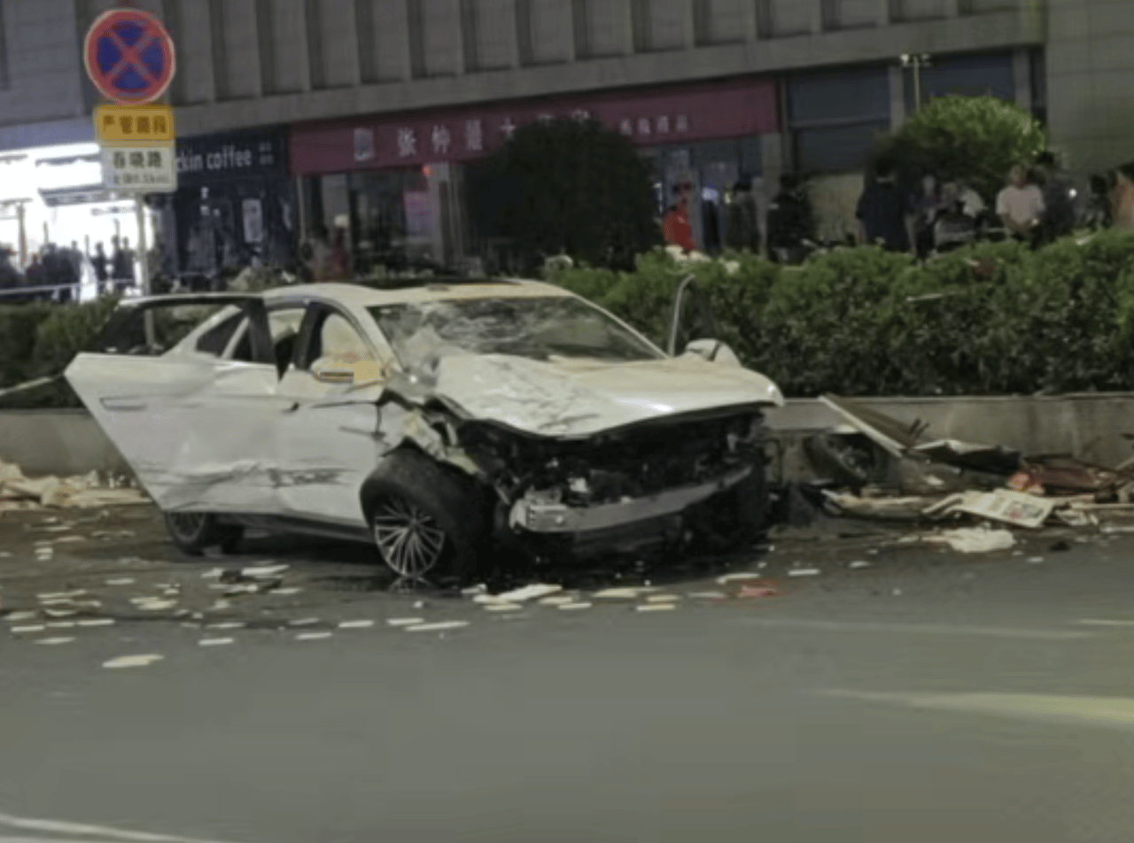 河南信阳发生交通事故,涉事车辆严重受损,警方:确有此事