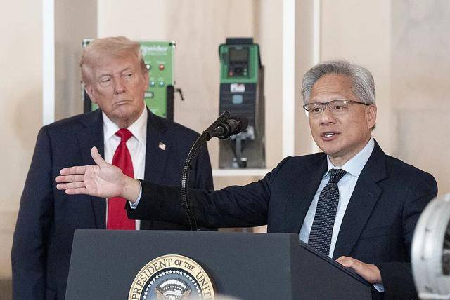 最后时刻,黄仁勋挤上飞向北京的“空军一号”